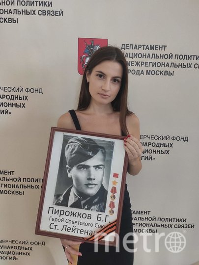 Анна Пирожкова с фото своего прадеда. Фото Дмитрий Роговицкий, "Metro"