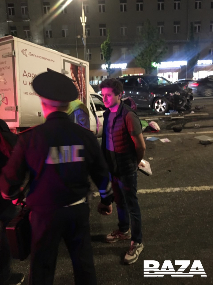 Актер Иван Стебунов на месте ДТП с участием Ефремова. 8 июня 2020 г. Фото Телеграм-канал Baza
