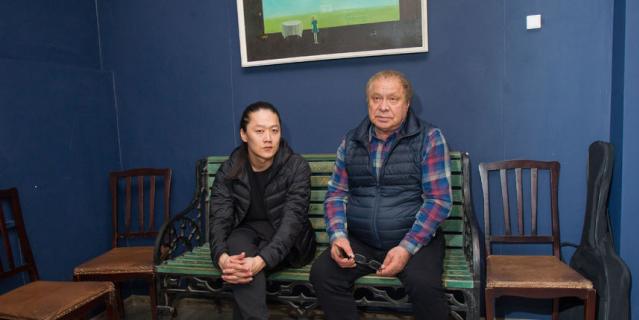Александр позволил нам зайти в кабинет художественного руководителя театра Иосифа Райхельгауза. Худрук подвёл нас к деревянной скамейке, покрытой вырезанными автографами знаменитостей – от Пьера Кардена до Льва Дурова. Автографы на скамейке оставляли только те люди, которые на ней сидели. Это талисман театра, который переезжает вслед за труппой из помещения в помещение.