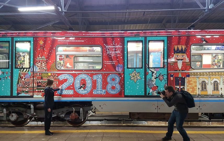 Тематический поезд "Путешествие в Рождество" запустили в московском метро: фото