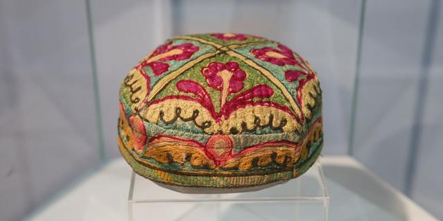 А. Андрей Белый; Б. Максим Горький; В. Владимир Маяковский.