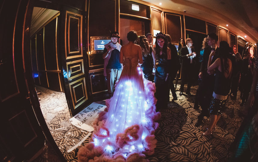 В номерах гостиницы шли иммерсивные спектакли от режиссёров Юрия Квятковского, Ильи Мусатова, Павла Чукреева, Юлии Гоманюк. Фото AfterHalloween, Предоставлено организаторами