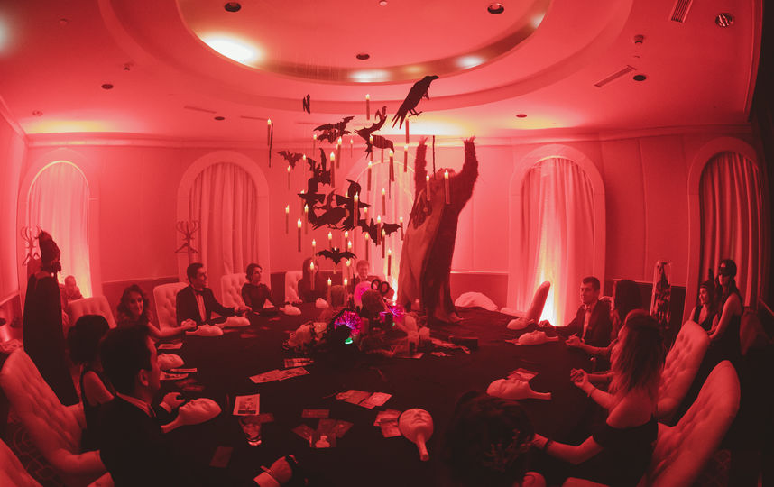 В номерах гостиницы шли иммерсивные спектакли от режиссёров Юрия Квятковского, Ильи Мусатова, Павла Чукреева, Юлии Гоманюк. Фото AfterHalloween, Предоставлено организаторами