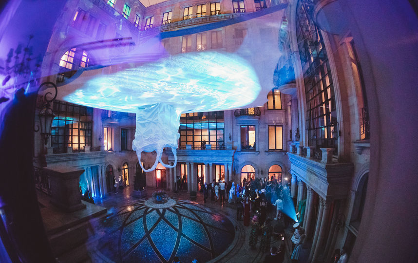 Пять тысяч гостей и сотни актёров заняли семиэтажную гостиницу: там оживили затонувший "Титаник". Фото AfterHalloween, Предоставлено организаторами