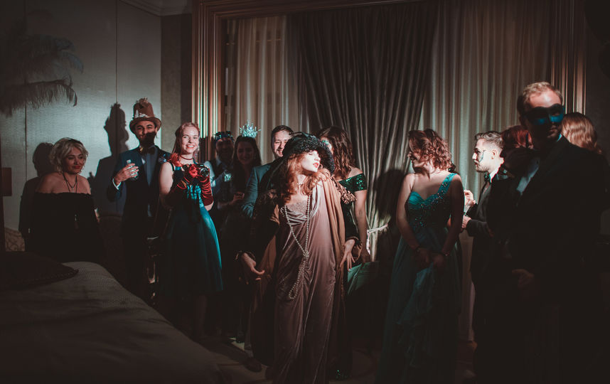 В номерах гостиницы шли иммерсивные спектакли от режиссёров Юрия Квятковского, Ильи Мусатова, Павла Чукреева, Юлии Гоманюк. Фото AfterHalloween, Предоставлено организаторами