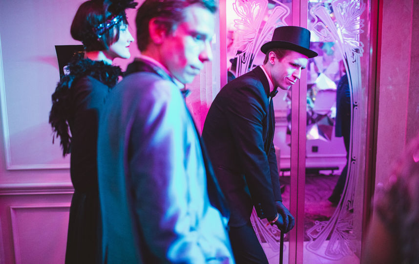 В номерах гостиницы шли иммерсивные спектакли от режиссёров Юрия Квятковского, Ильи Мусатова, Павла Чукреева, Юлии Гоманюк. Фото AfterHalloween, Предоставлено организаторами