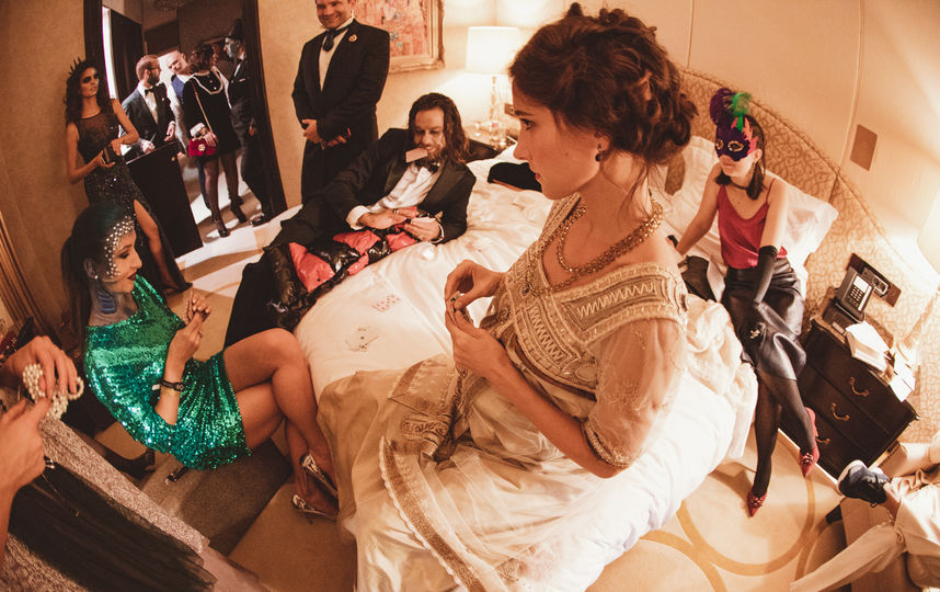 В номерах гостиницы шли иммерсивные спектакли от режиссёров Юрия Квятковского, Ильи Мусатова, Павла Чукреева, Юлии Гоманюк. Фото AfterHalloween, Предоставлено организаторами