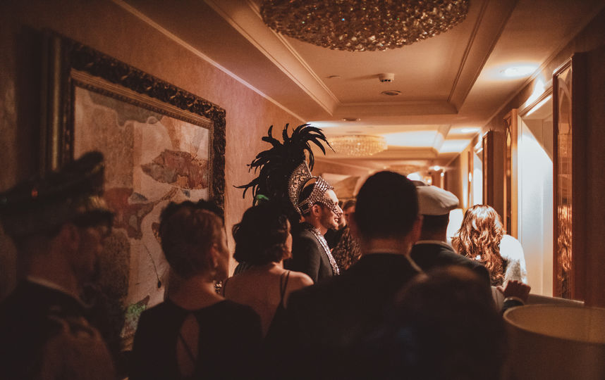 В номерах гостиницы шли иммерсивные спектакли от режиссёров Юрия Квятковского, Ильи Мусатова, Павла Чукреева, Юлии Гоманюк. Фото AfterHalloween, Предоставлено организаторами