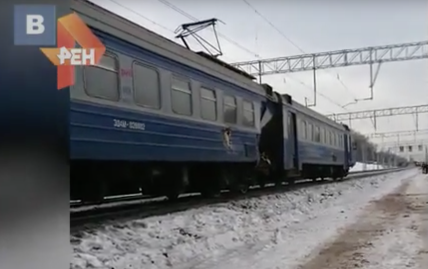 Трактор упал с моста на электричку на Ярославском направлении МЖД