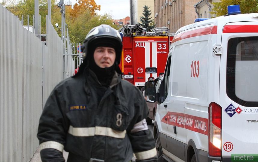 Троих рабочих завалило землёй при обвале грунта на стройке в Москве
