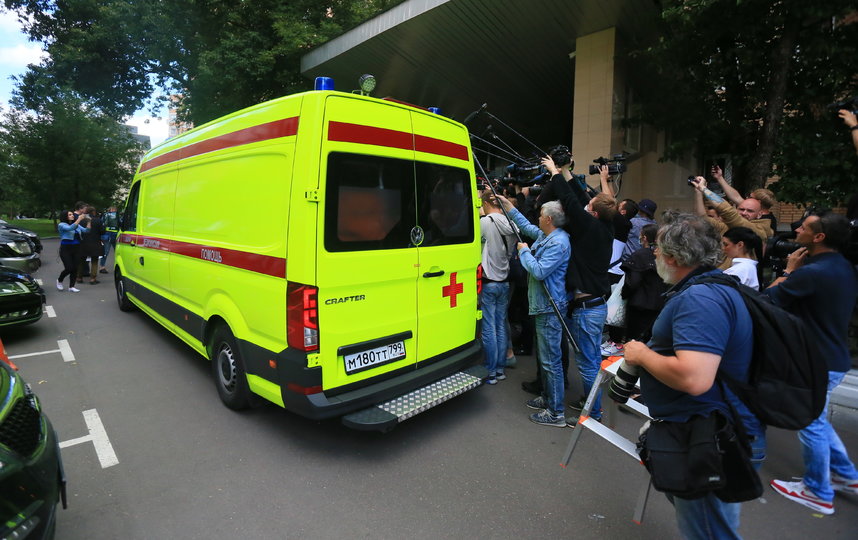 Возле здания Пресненского суда была машина скорой. Фото Василий Кузьмичёнок