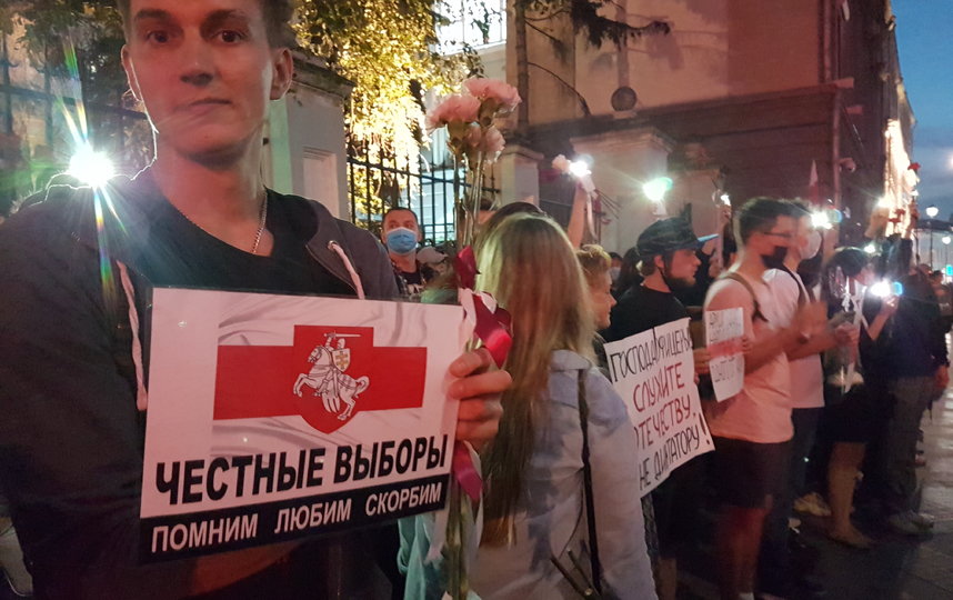 У здания посольства Белоруссии в Москве проходит митинг. Фото Василий Кузьмичёнок