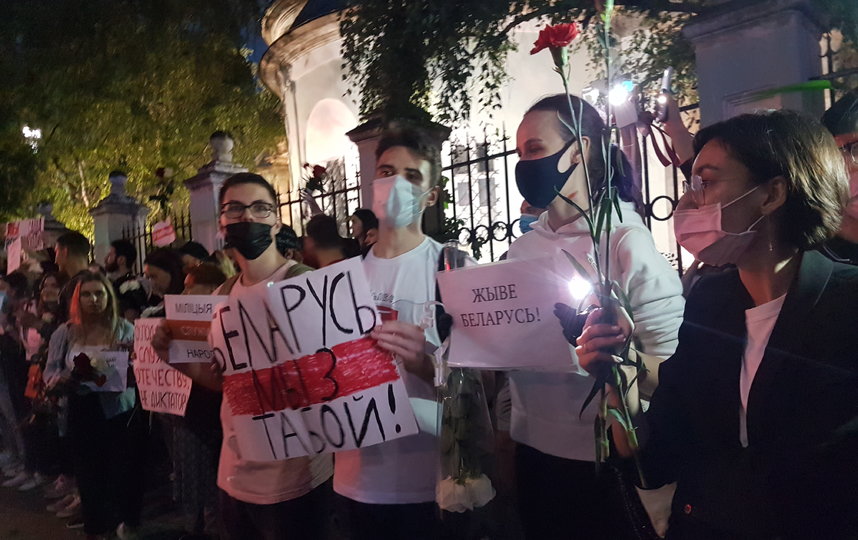У здания посольства Белоруссии в Москве собрались митингующие: видео