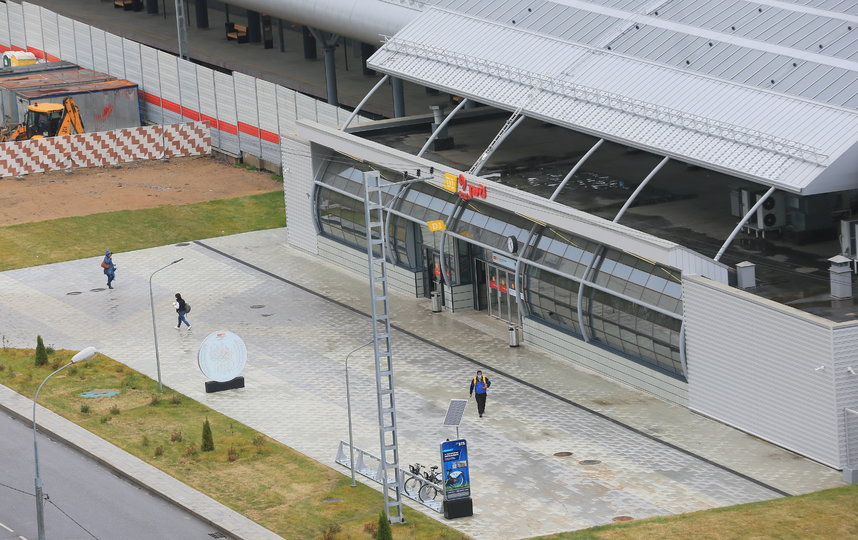 Возле входа на станцию обустроена просторная площадь с удобной навигацией и велопрокатом. Фото Василий Кузьмичёнок