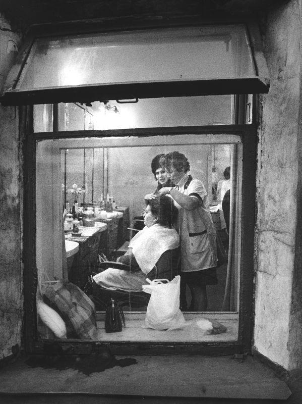 «В парикмахерской. 1960-е годы». Фото предоставлено Музеем Москвы