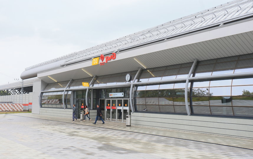 Возле входа на станцию обустроена просторная площадь с удобной навигацией и велопрокатом. Фото Василий Кузьмичёнок