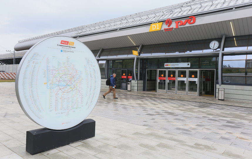 Возле входа на станцию обустроена просторная площадь с удобной навигацией и велопрокатом. Фото Василий Кузьмичёнок