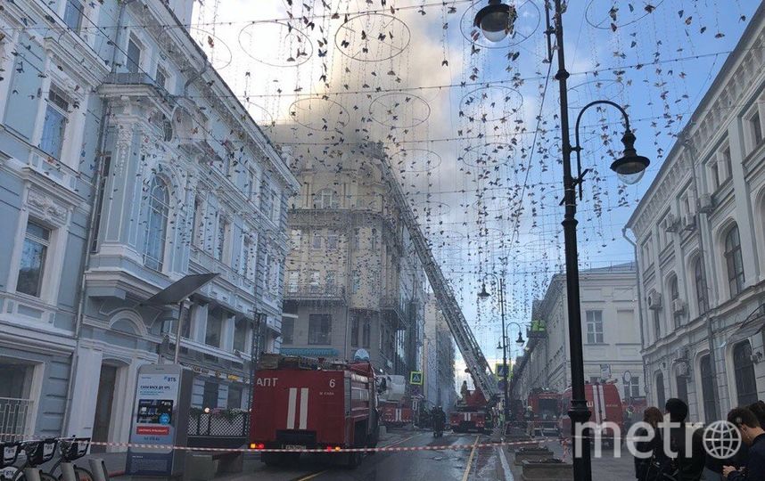 В центре Москвы частично перекрыто движение из-за пожара: фото и видео