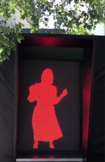 "Танцующий" светофор установили на Цветном бульваре. Фото скриншот "сторис" Instagram @gorshkov_da