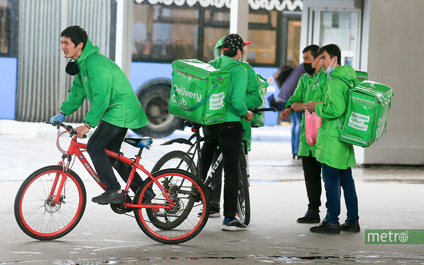 Курьеры Delivery на работе (архивное фото). Фото Василий Кузьмичёнок
