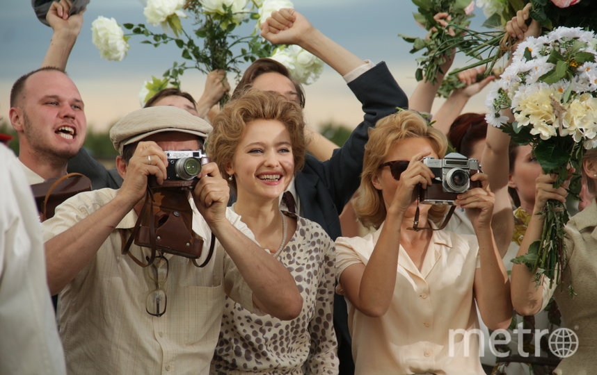 Встреча в аэропорту, в роли Валентины Яшинои&#774; - Юлия Хлынина, в роли Льва Яшина - Александр Фокин. Фото предоставлено "Кремлин Филмз", "Metro"