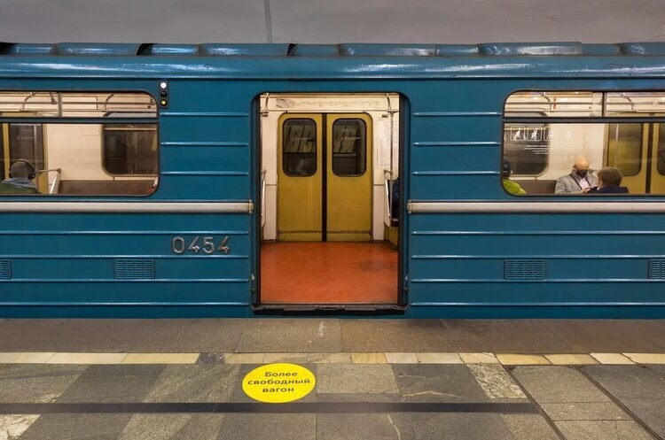 В московском метро появились стикеры, указывающие на более свободный вагон