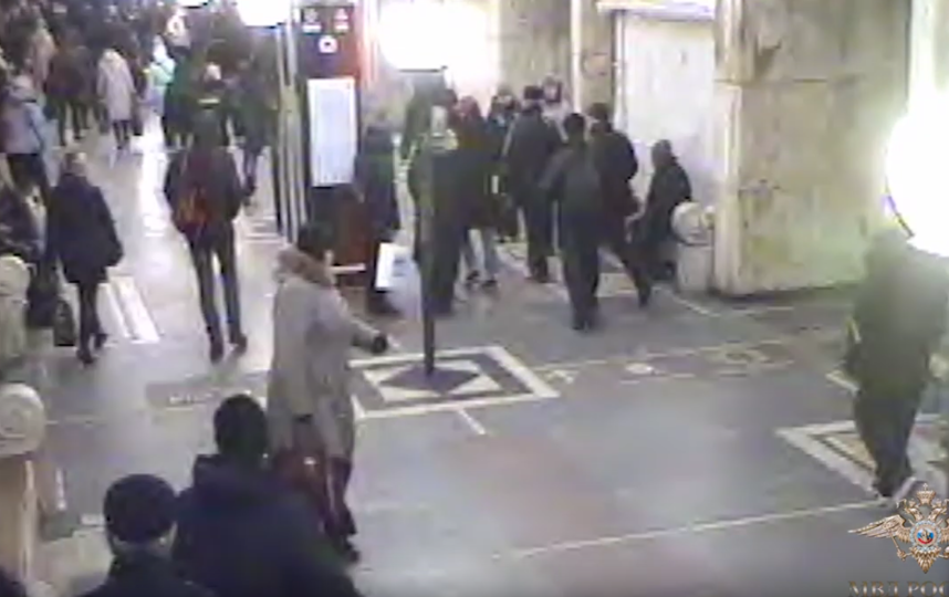 В Московском метрополитене пассажирка напала на женщину с ножом. Фото скриншот: youtube.com/watch?v=q3BrckzpCsQ