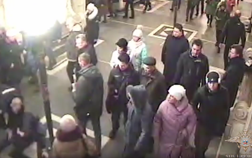 В Московском метрополитене пассажирка напала на женщину с ножом. Фото скриншот: youtube.com/watch?v=q3BrckzpCsQ