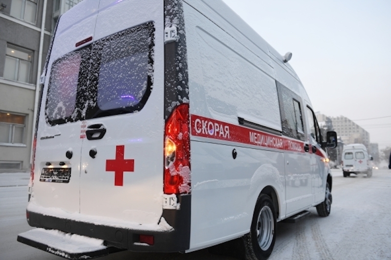 В Москве автомобиль скорой помощи столкнулся с такси: фото и видео аварии