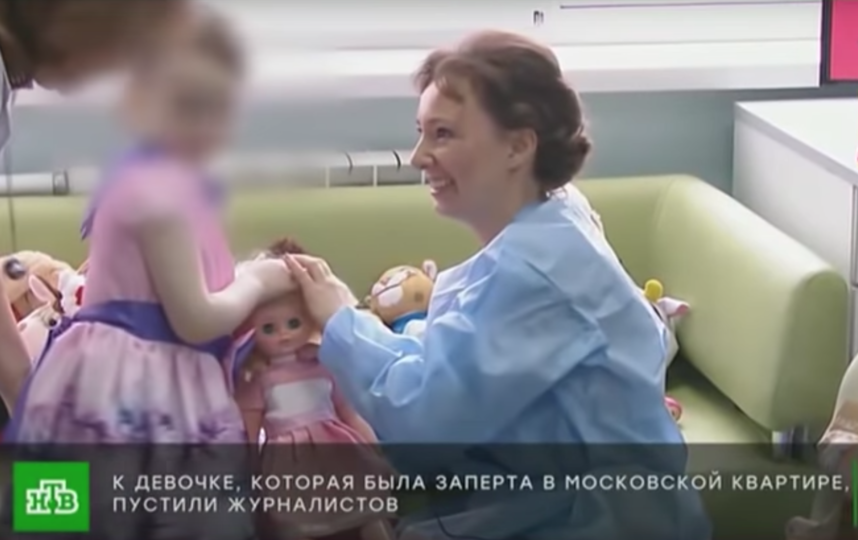 Сейчас девочка находится в учреждении социальной защиты. Фото скриншот youtube.com/watch?v=lW23voJWyDQ.