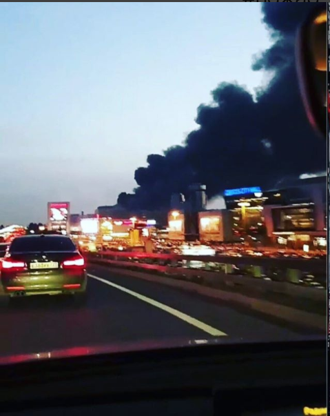 В Москве дотла сгорел торговый центр "Синдика": жуткие фото из соцсетей