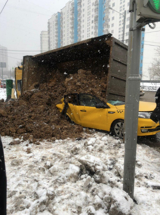 В Москве гружёный песком самосвал опрокинулся на такси: водитель и пассажир легковушки погибли