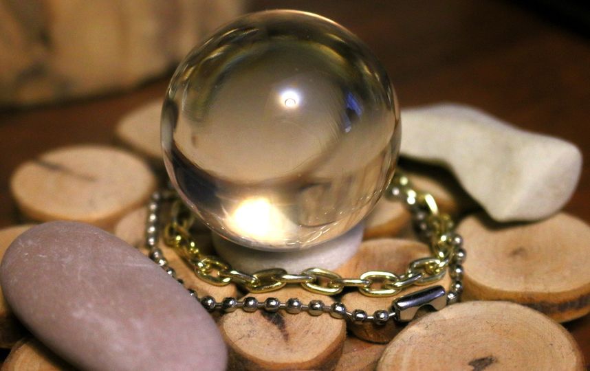 Гадалка сказала, что поможет девушке решить её проблемы.