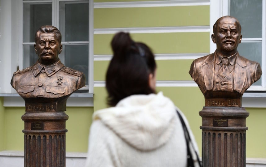 В Москве на Аллее правителей установили памятник Сталину