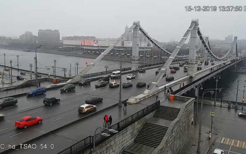 В Москве мужчина залез на опору Крымского моста, движение частично перекрывали