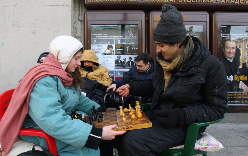 Люди в очереди за новыми iPhone. Фото Василий Кузьмичёнок