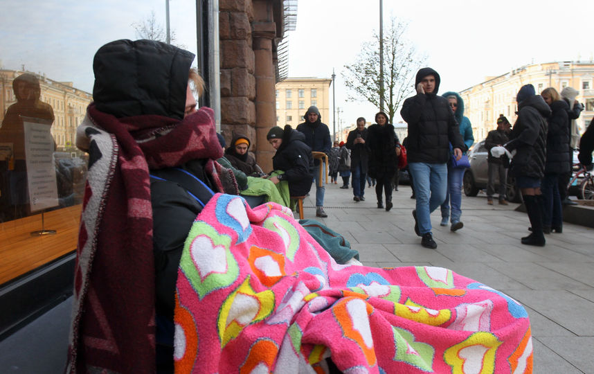 Люди в очереди за новыми iPhone. Фото Василий Кузьмичёнок