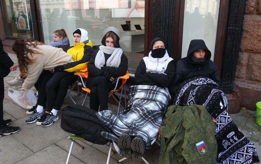 Люди в очереди за новыми iPhone. Фото Василий Кузьмичёнок