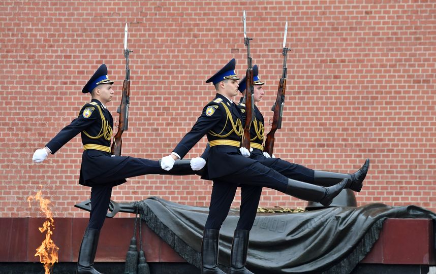 Служащие кремлёвского полка возле Вечного огня. Фото AFP