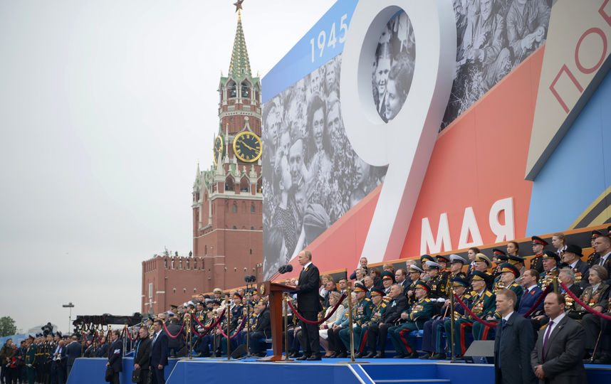 Военный парад прошёл на Красой площади. Фото AFP