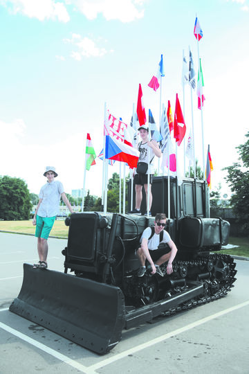 Бульдозер на площади привлекает ребятню. Фото Василий Кузьмичёнок