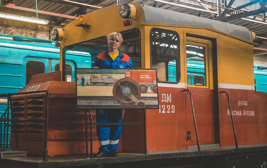 Татьяна Демидова в электродепо Красная Пресня с картиной Ульяны Журавской. Фото Анна Cкржинская