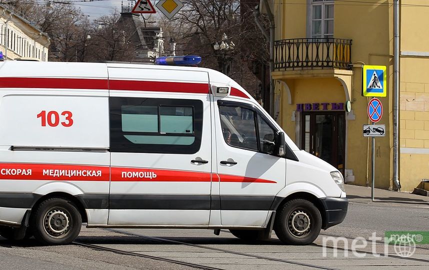 В Москве после столкновения с легковушкой опрокинулась машина скорой помощи