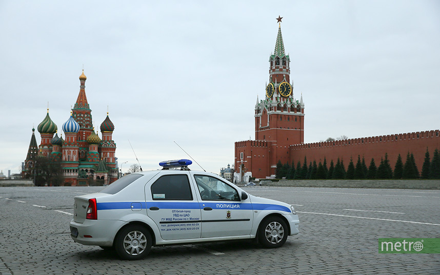 В Москве полицейские задержали мужчину за кражу денег и телефона у спящего в метро