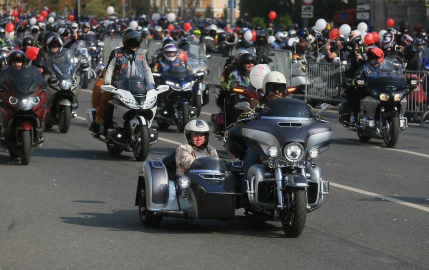 В Москве состоялся традиционный мотопарад в честь закрытия сезона. Фото Василий Кузьмичёнок
