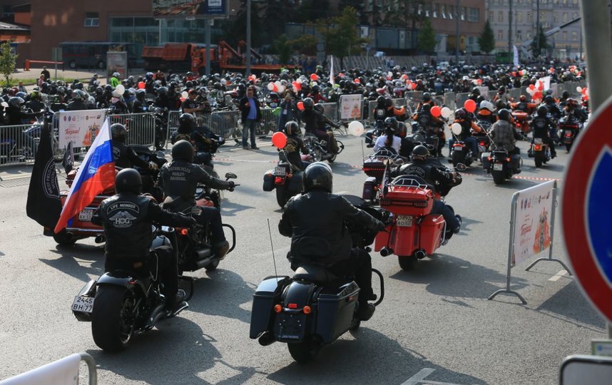 В Москве состоялся традиционный мотопарад в честь закрытия сезона. Фото Василий Кузьмичёнок