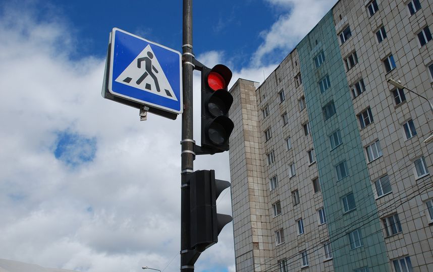 В Москве протестируют "стойки-неваляшки" с дорожными знаками
