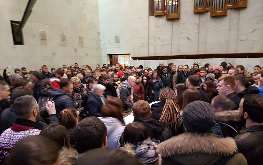 Люди на церемонии прощания с Децлом. Фото Василий Кузьмичёнок