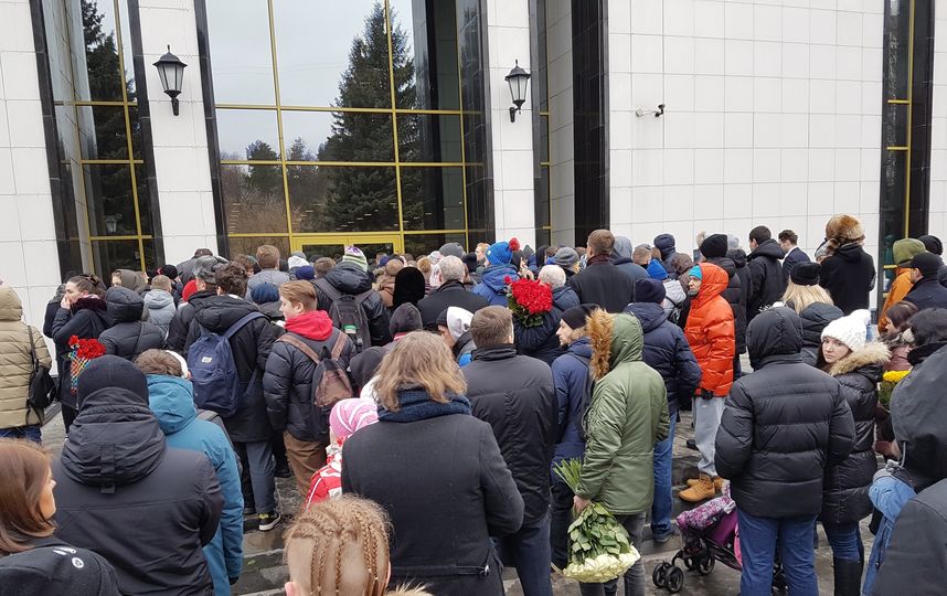 Люди на церемонии прощания с Децлом. Фото Василий Кузьмичёнок