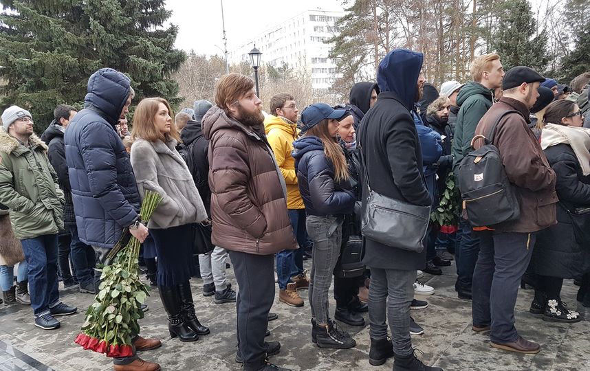 Люди на церемонии прощания с Децлом. Фото Василий Кузьмичёнок